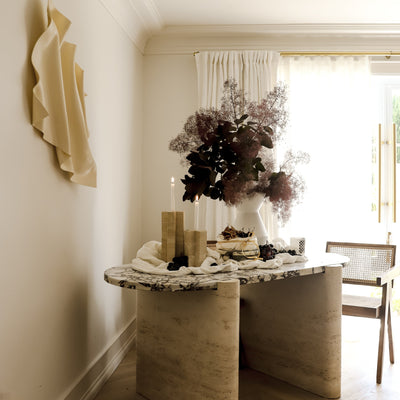 Festive Styling: A Holiday Gathering of Soft Light & Slow Moments